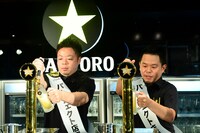 ビールを注ぐダイアン。