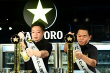 ビールを注ぐダイアン。