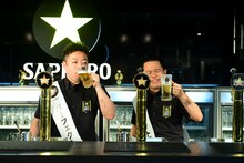 試飲するダイアン。