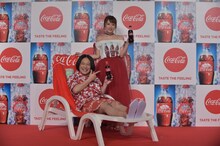 「2017年『コカ・コーラ』サマーキャンペーン発表会」に登壇した永野と高橋みなみ（後方）。