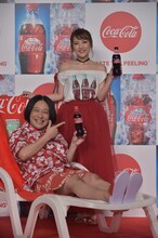 永野と高橋みなみ（後方）。