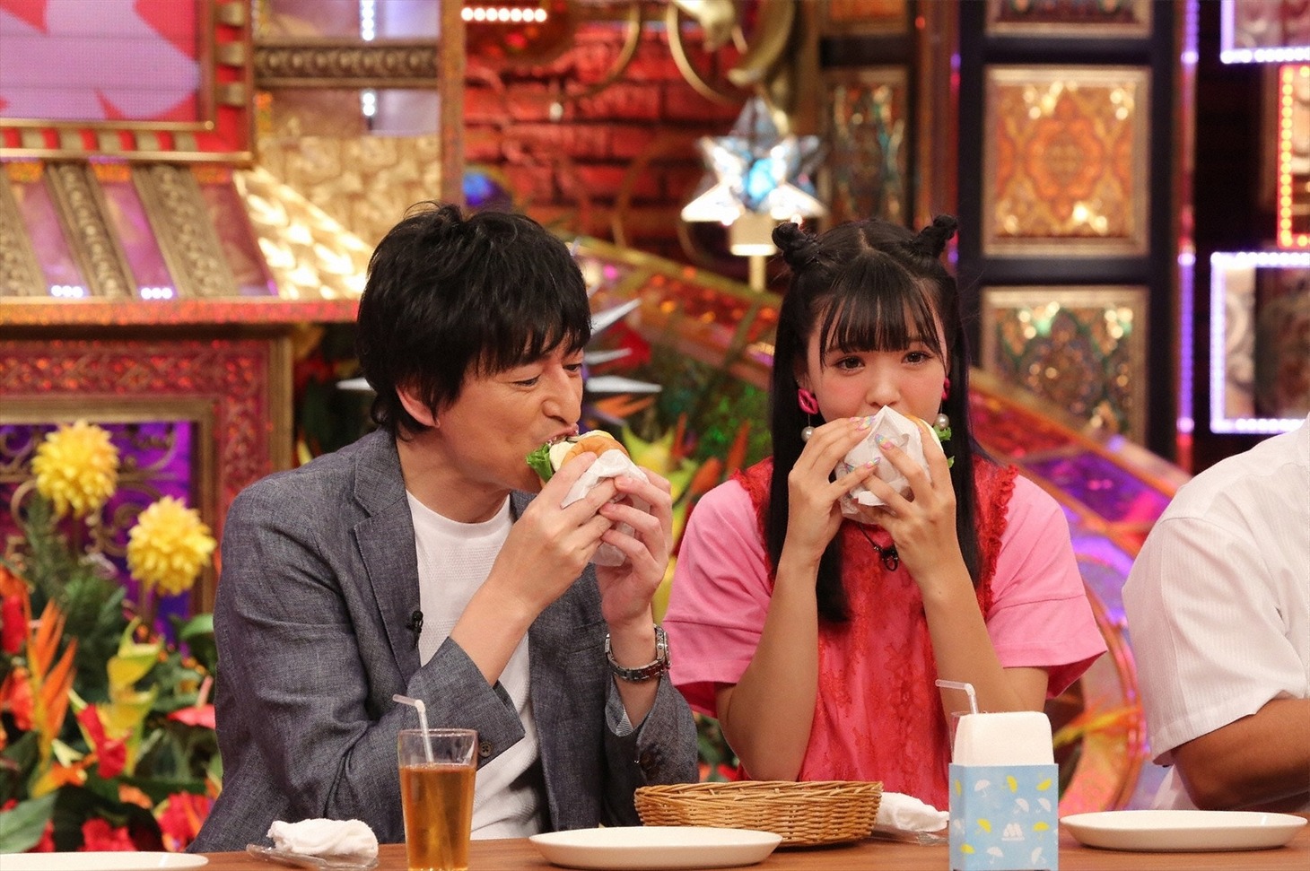 （左から）博多大吉、藤田ニコル。(c)関西テレビ