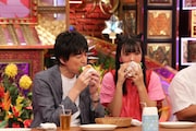 (左から)博多大吉、藤田ニコル。(c)関西テレビ