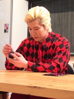 新コーナー「インスタ王子への道」に登場するメイプル超合金カズレーザー。(c)日本テレビ