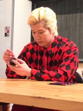 新コーナー「インスタ王子への道」に登場するメイプル超合金カズレーザー。(c)日本テレビ