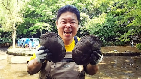 「池の水ぜんぶ抜く」に挑戦した伊集院光。(c)テレビ東京