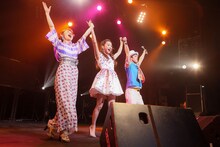 酒井法子と遠藤響子のステージに参加したエレキコミックやつい（右）。（撮影：SUNAO HONDA）