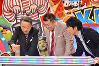 ブラックマヨネーズと池上彰（左）。(c)関西テレビ