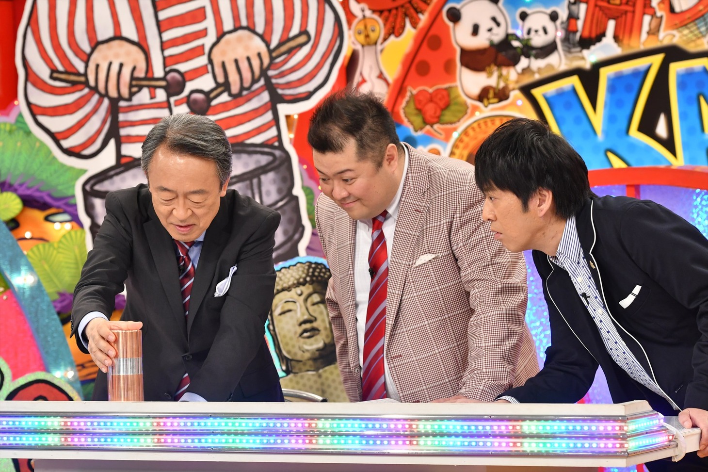 ブラックマヨネーズと池上彰（左）。(c)関西テレビ
