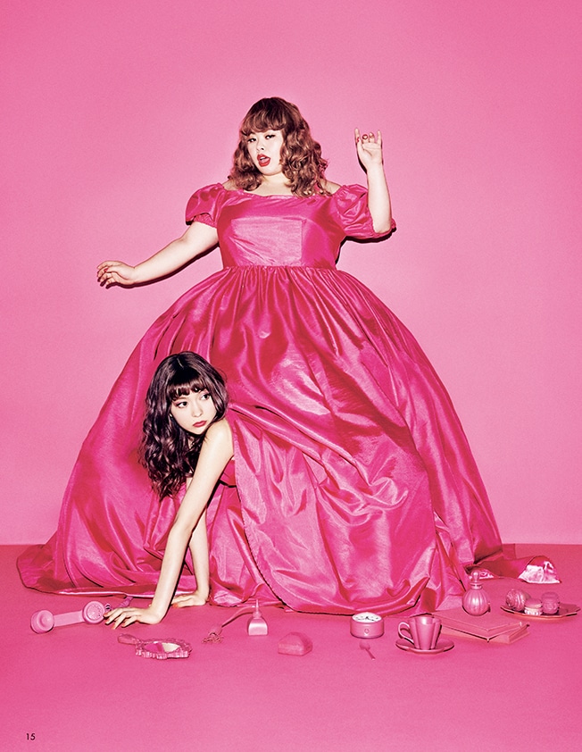 「ViVi」2017年8月号に掲載される渡辺直美と八木アリサの写真。