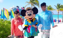 「ディズニートラベラー」に出演する小島よしお（右）と伊藤かりん（左）。