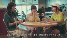 Web動画「新感覚リズミカルムービー【off!】」に出演する（左から）松山メアリ、佐藤玲、はなしょー杵渕。
