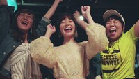 Web動画「新感覚リズミカルムービー【off!】」に出演する（左から）松山メアリ、佐藤玲、はなしょー杵渕。