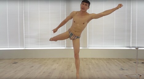 Web動画「メルカリYouTube 特別企画 小島よしおにオファーしてみた。」のワンシーン。