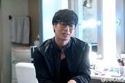 新ドラマ「木曜劇場『セシルのもくろみ』」に、カリスマヘアメーク・安原トモ役で出演するチュートリアル徳井。(c)フジテレビ