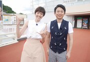 左から佐藤栞里、有吉弘行。(c)日本テレビ