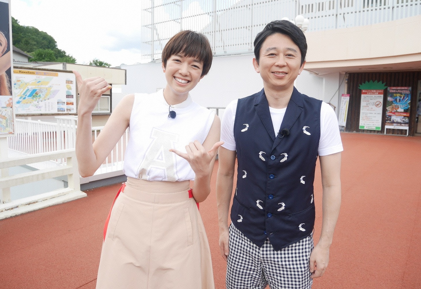 左から佐藤栞里、有吉弘行。(c)日本テレビ