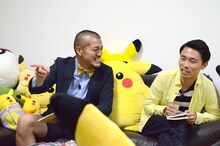 これまでの「ポケットモンスター」劇場版を鑑賞するカミナリ。