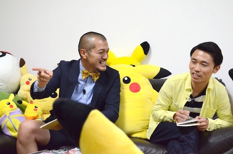 これまでの「ポケットモンスター」劇場版を鑑賞するカミナリ。