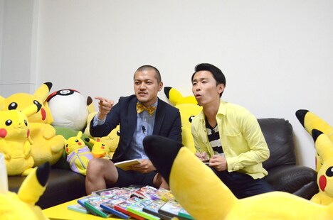 メモを取りながらこれまでの「ポケットモンスター」劇場版を鑑賞するカミナリ。