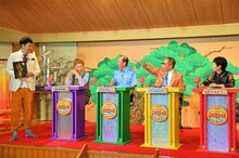 「ご長寿クイズ」司会の小籔千豊（左端）と回答者の桑原和男、やなぎ浩二、池乃めだか、若井みどり（左から2人目より）。(c)MBS