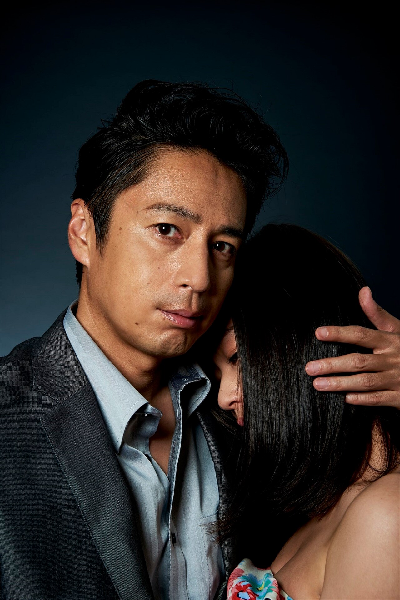 チュートリアル徳井演じる四谷大輔（左）。