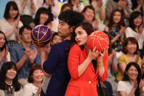 （左から）藤井隆、平野ノラ。(c)フジテレビ