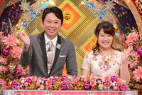 左から有吉弘行、尾崎里紗アナウンサー。(c)日本テレビ