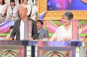 解答者の（左から）バイきんぐ小峠、泉ピン子。(c)日本テレビ