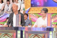 解答者の（左から）バイきんぐ小峠、泉ピン子。(c)日本テレビ