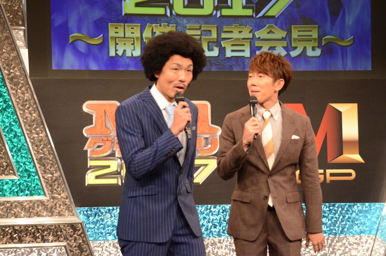 会見に登場したトータルテンボス。