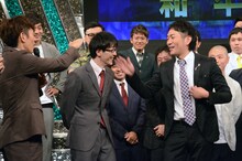 トータルテンボス大村と相方・武智にツッコまれるスーパーマラドーナ田中（中央）。