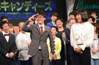 妻のギャグ「片乳ハンター」を再現するスーパーマラドーナ田中（左）。