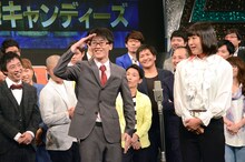 妻のギャグ「片乳ハンター」を再現するスーパーマラドーナ田中（左）。