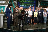 ステージから落ちそうになるスーパーマラドーナ田中。