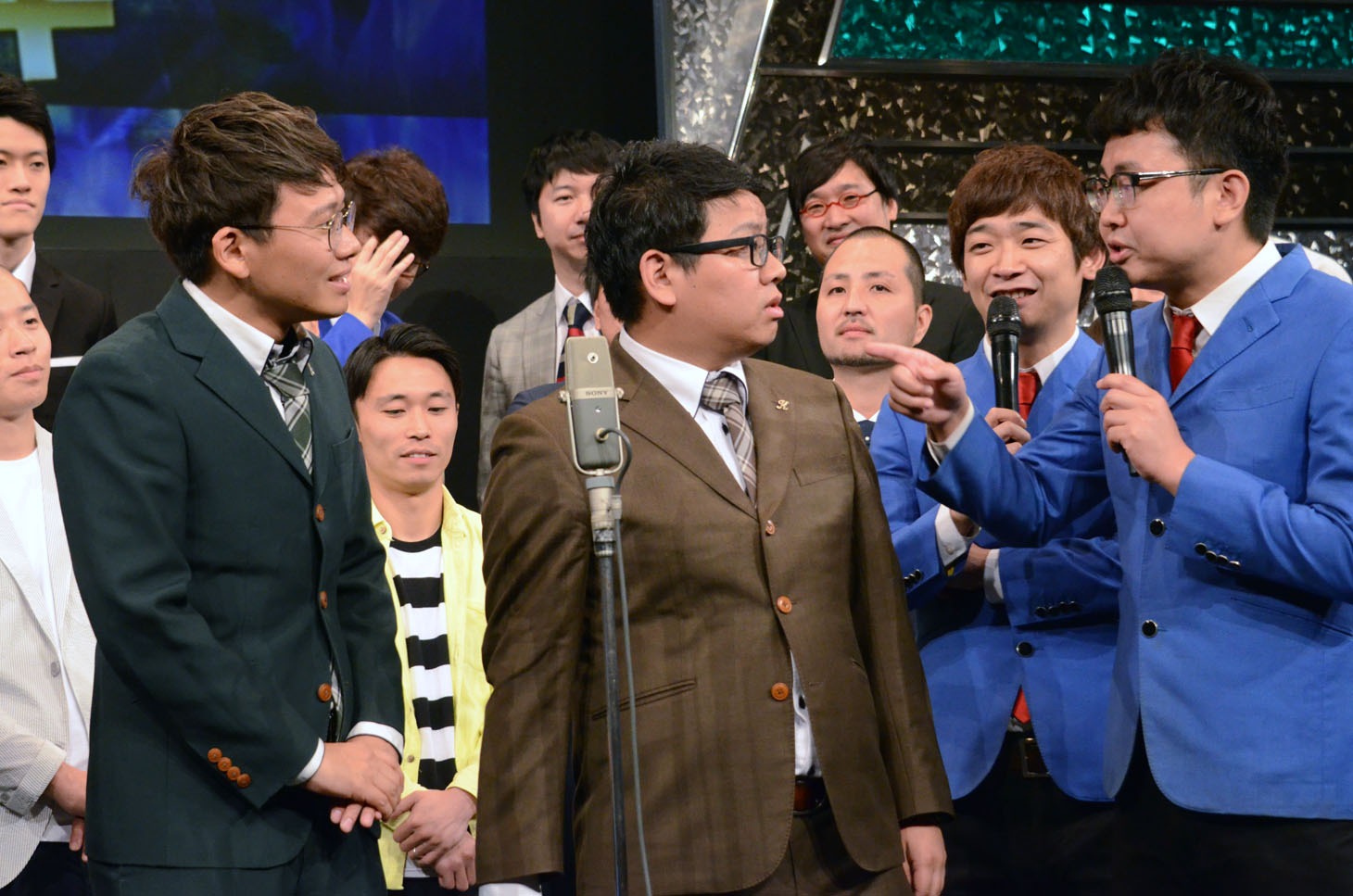 「メガネのデブは『おはよう朝日です』に出られない」と銀シャリ橋本（右端）に忠告されるミキ昴生（左から2人目）。