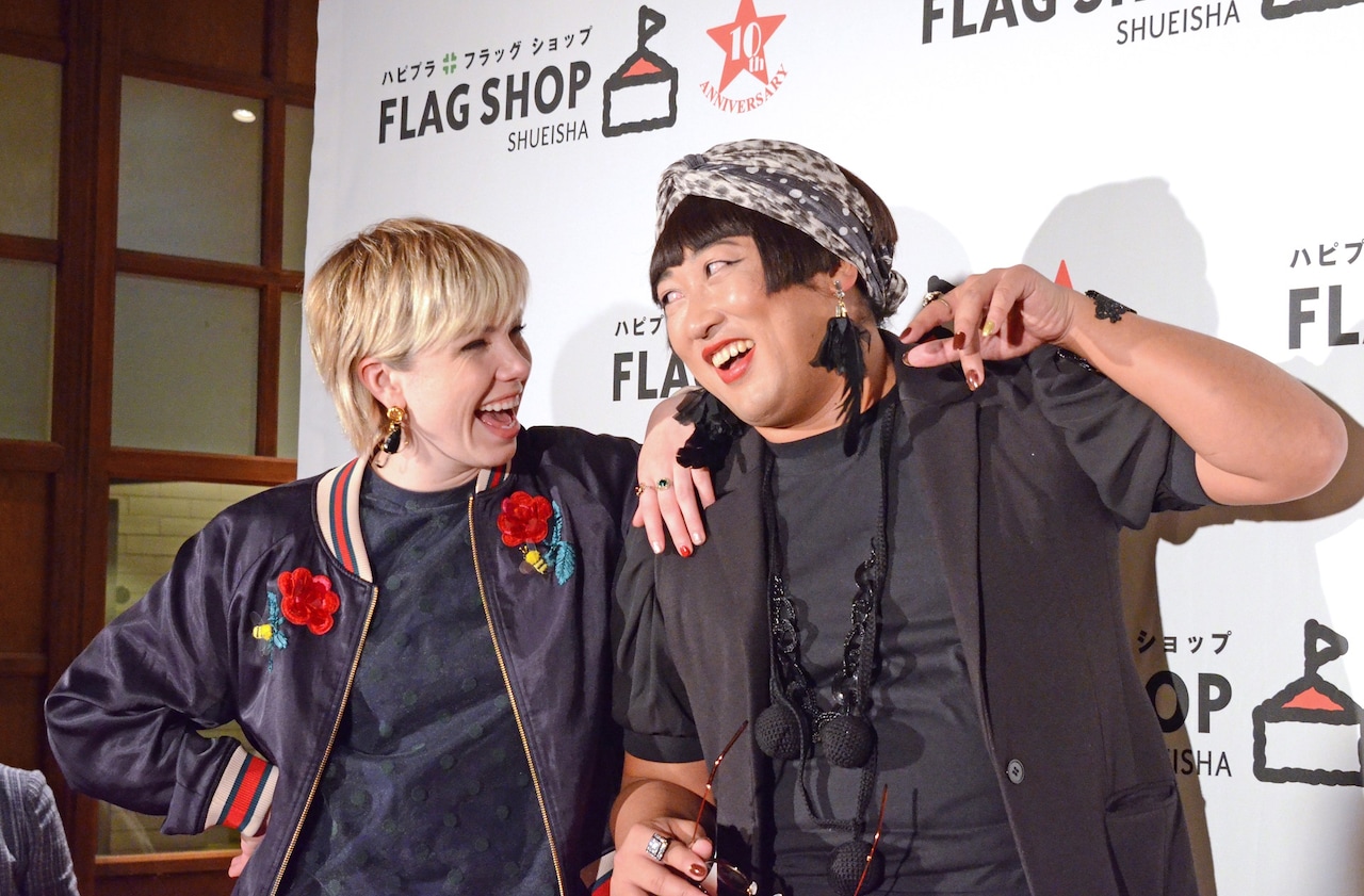 左からカーリー・レイ・ジェプセン、YOKO FUCHIGAMI。