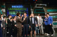 カミナリまなぶを連れて「スリムクラブです」と挨拶するスリムクラブ真栄田。