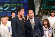 とろサーモン久保田の「これおもろいやんなあ!?」を奪うスリムクラブ内間（右）。