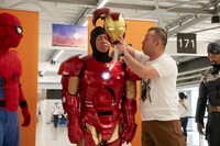 バイきんぐ西村（右）にマスクを外してもらう相方・小峠（左）。