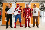 「特別塗装機“スパイダージェット”初便フライト記念イベント」に登場したバイきんぐ（右）。