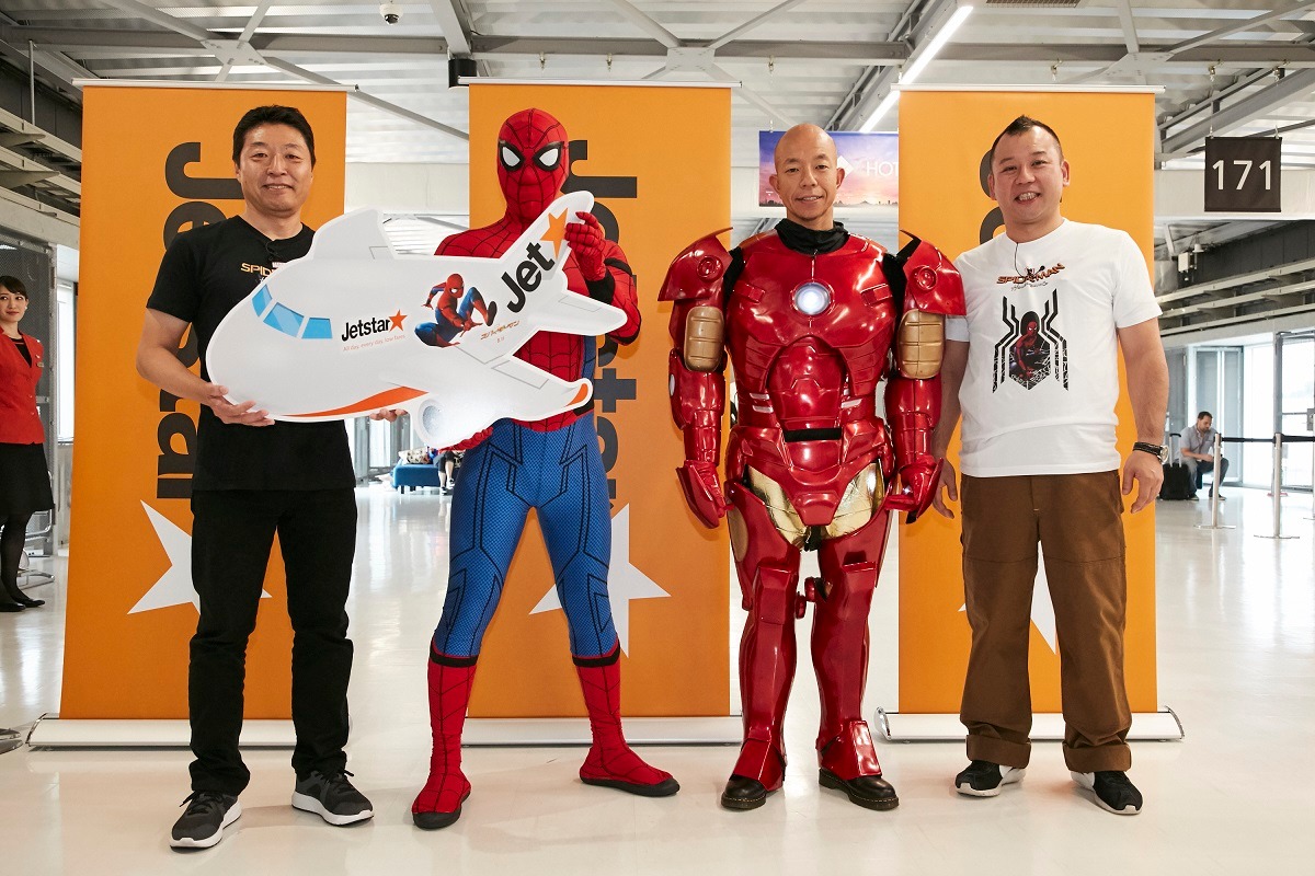 「特別塗装機“スパイダージェット”初便フライト記念イベント」に登場したバイきんぐ（右）。