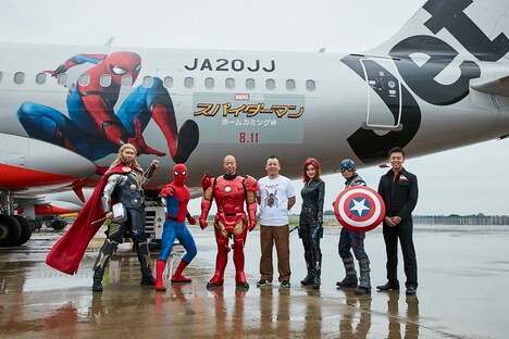 スパイダーマンが描かれた特別塗装機「スパイダージェット」とバイきんぐら。