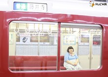 電車に乗る酒井藍。