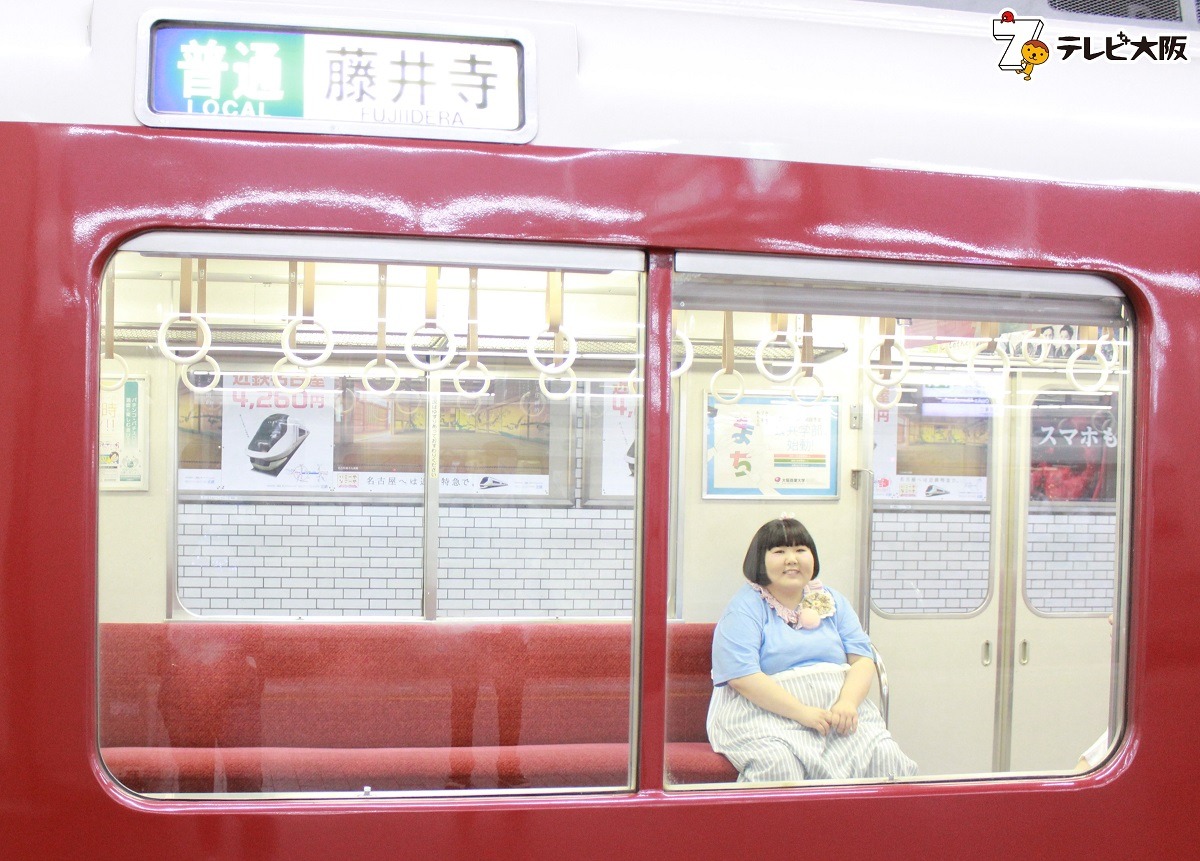 電車に乗る酒井藍。