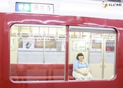 電車に乗る酒井藍。