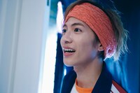 「夜逃げする女」より。