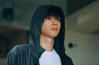 「スーツケースの男」より。