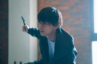 「スーツケースの男」より。