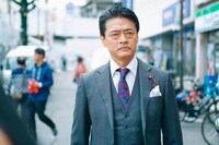 「スーツケースの男」より。